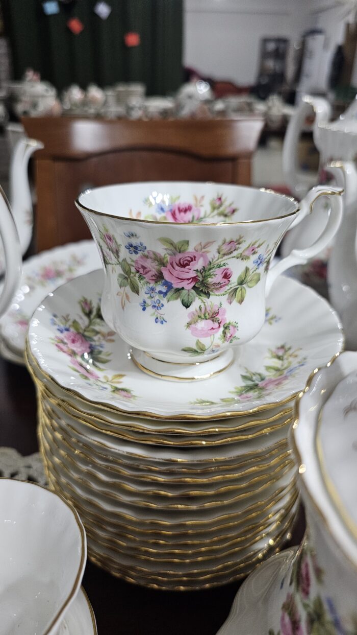 Royal Albert Moss Roses Çay Fincanları - Image 1