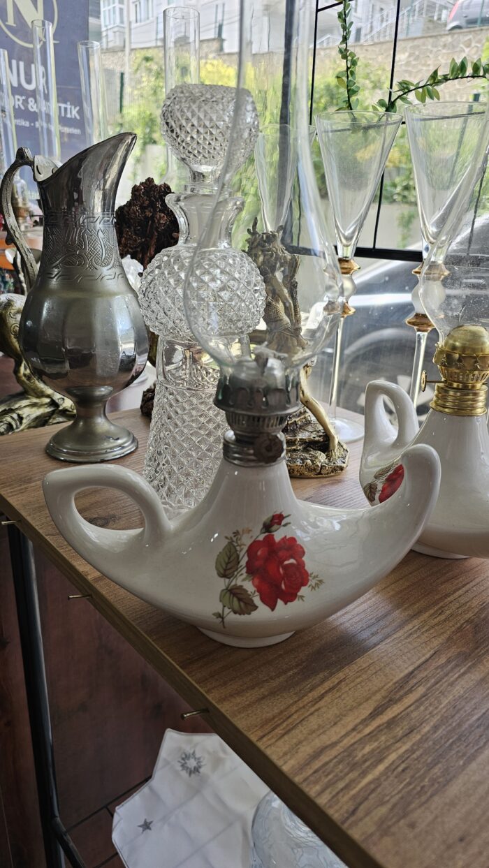 Porselen Büyük Gaz Lambası - Image 1