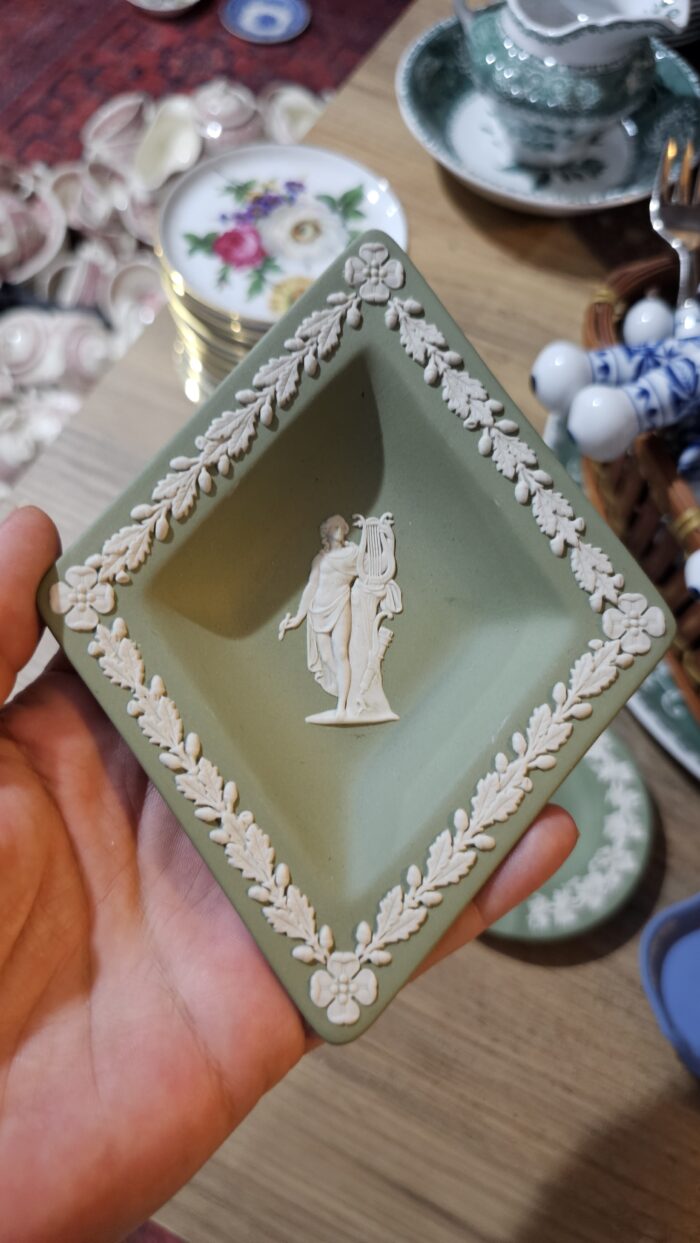 Wedgwood Jasperware Dekoratif sunumluk prizma form yeşil - Image 1