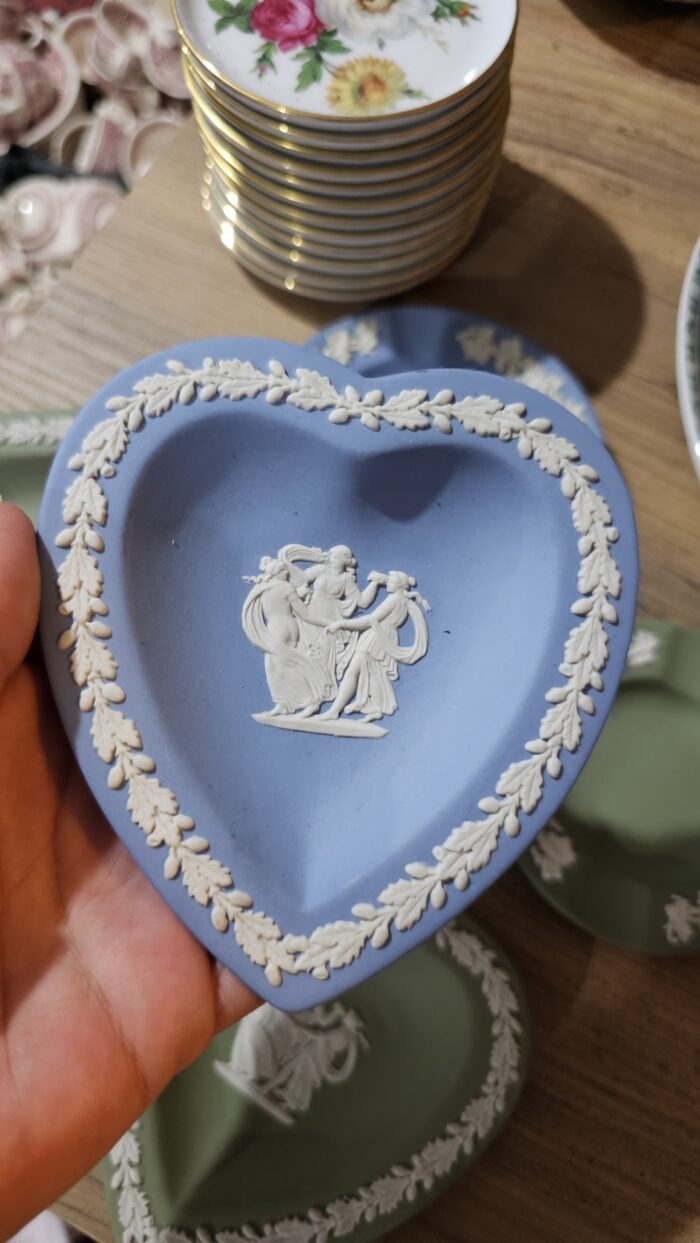 Wedgwood Jasperware Dekoratif sunumluk mavi kalp form - Image 1