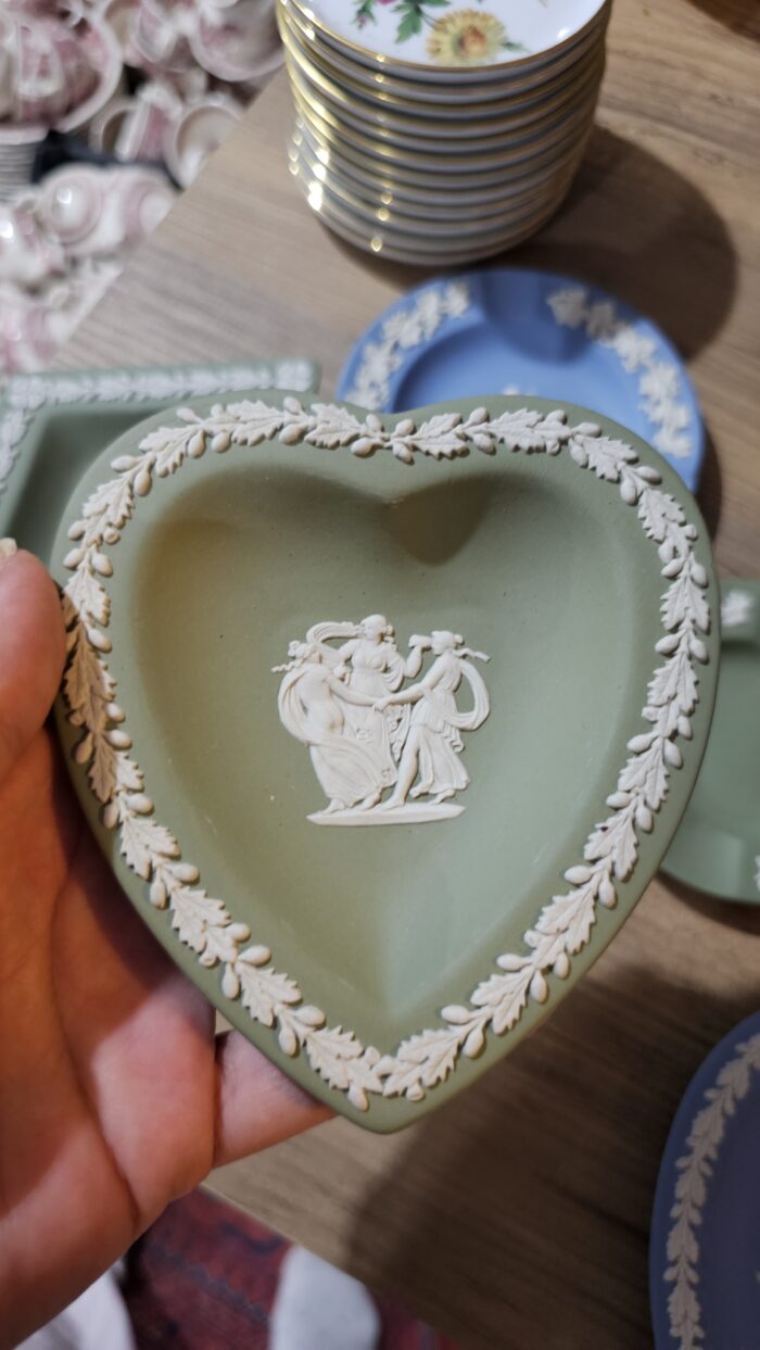 Wedgwood Jasperware Dekoratif sunumluk yeşil kalp form - Image 1