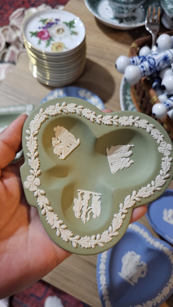 Wedgwood Jasperware Dekoratif küllük yonca form yeşil - Image 1