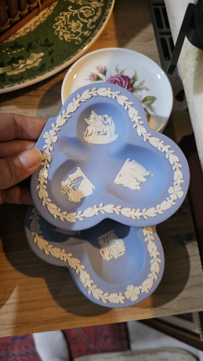 Wedgwood Jasperware Dekoratif küllük yonca form mavi - Image 1